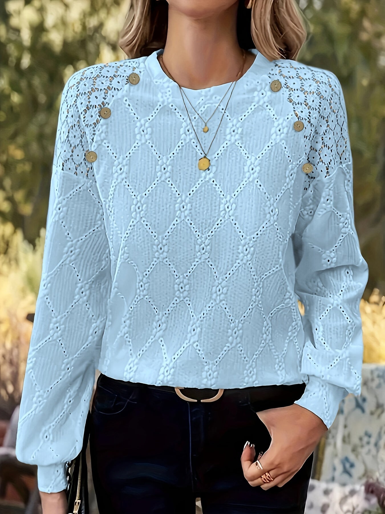 Ivy – Blouse avec Détails de Boutons en Oeillet