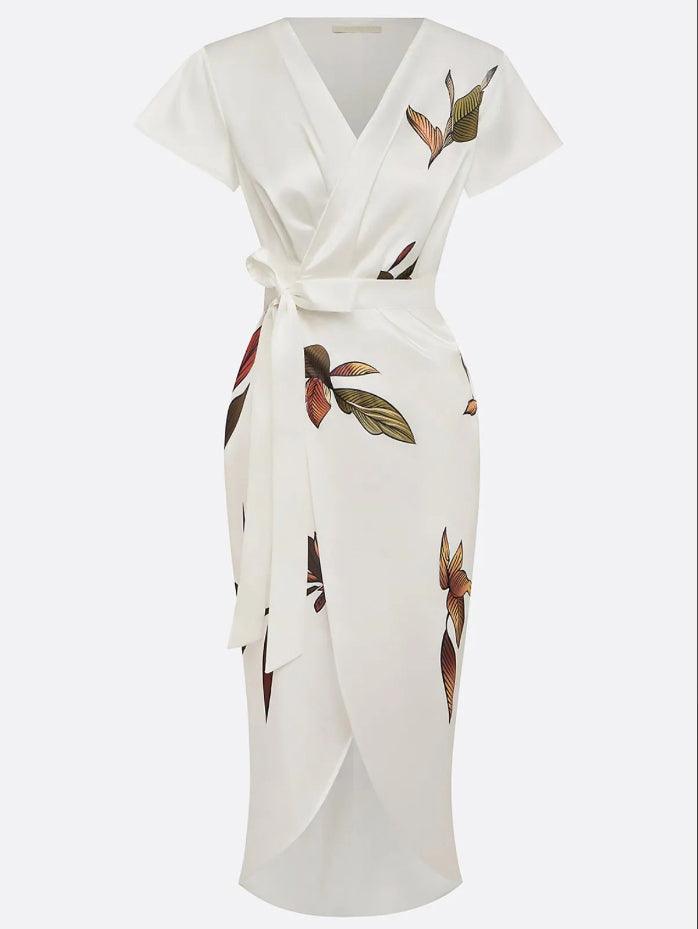 Robe ajustée Florence en satin avec manches courtes et motif de feuilles blanches
