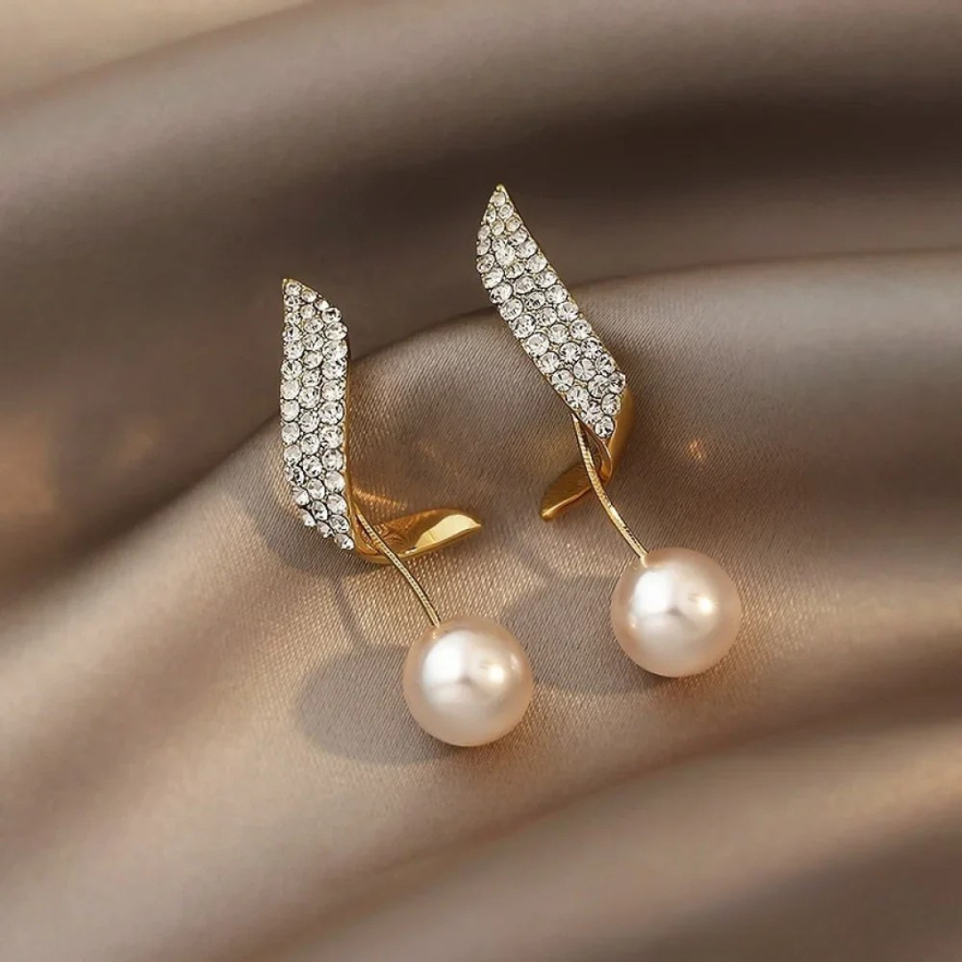 Boucles d'oreilles pendantes en perles dorées chic