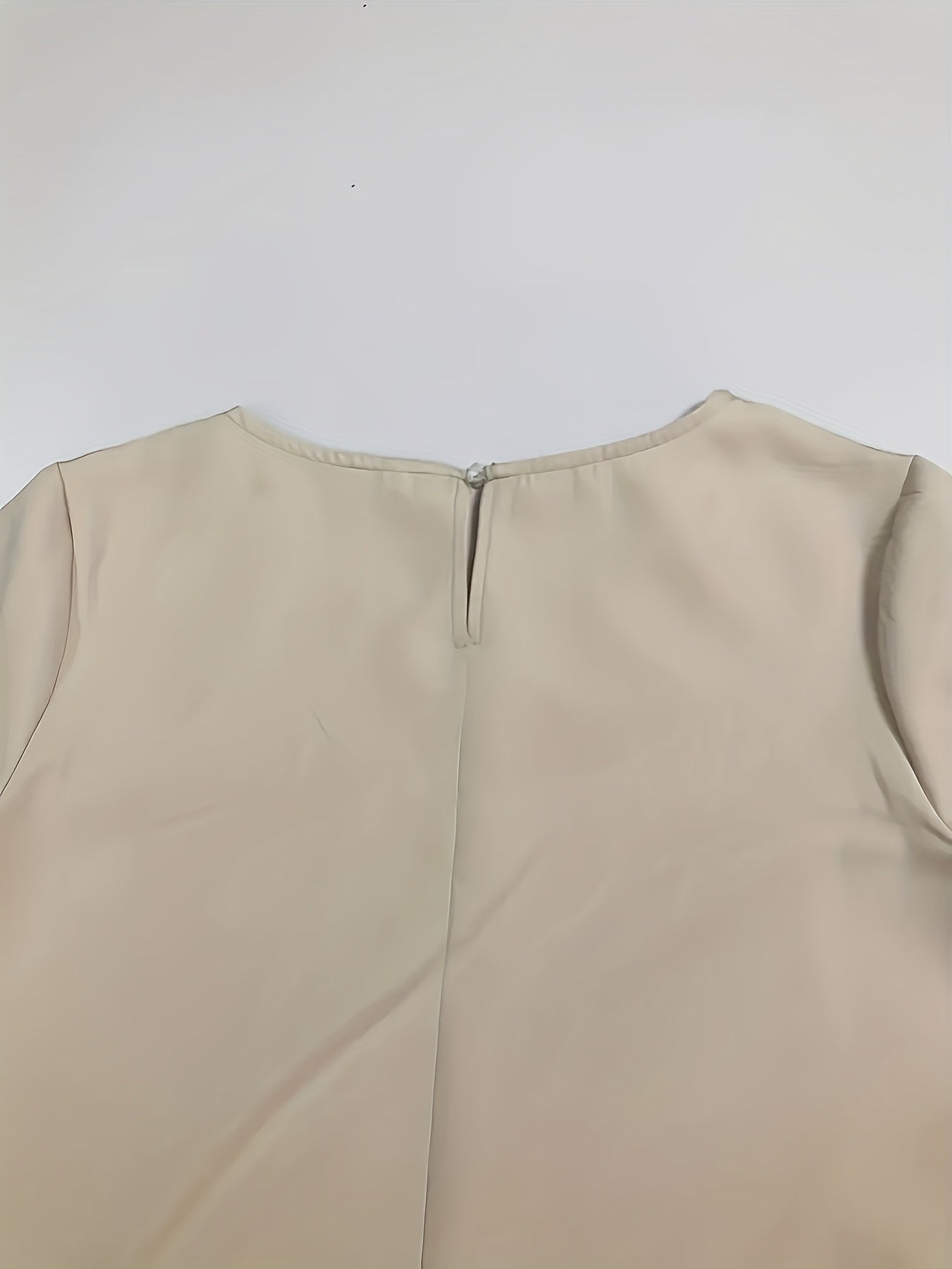 Laure – Robe Fluide à Coupe Droite et Style Intemporel
