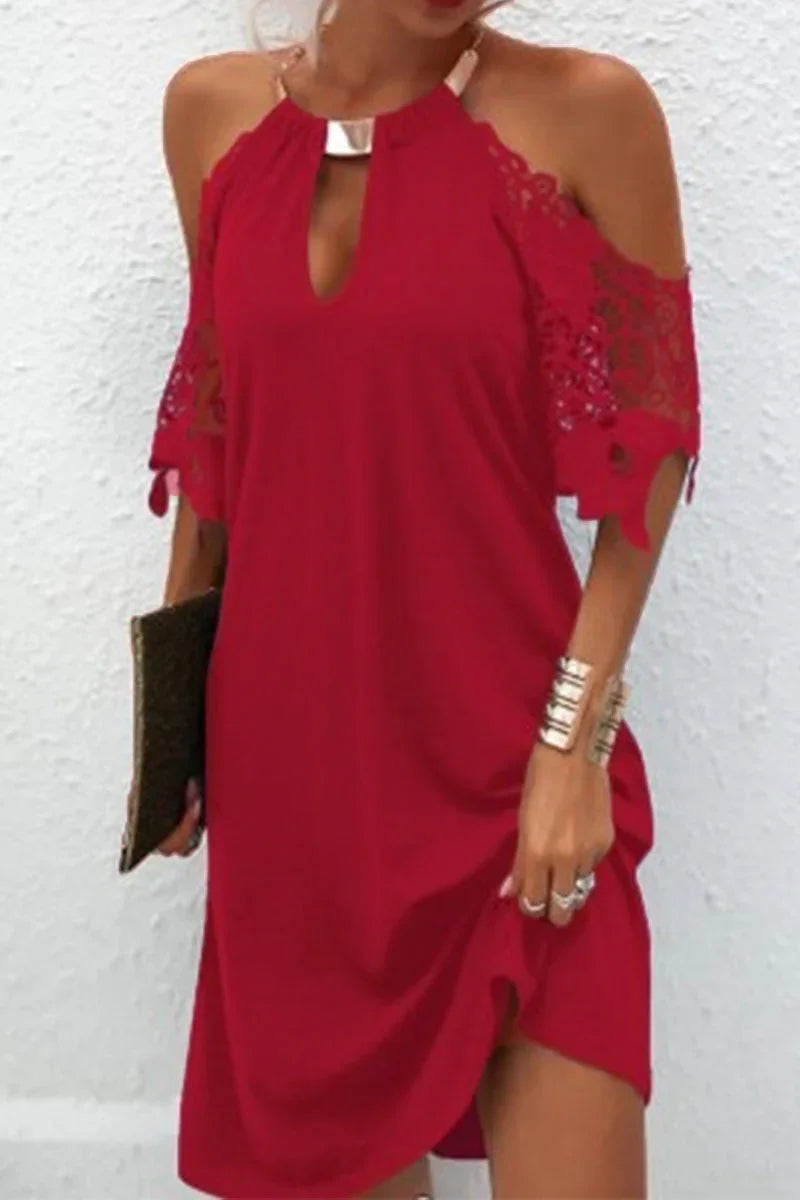 Naila - Robe en dentelle solide avec accessoires métalliques et ornements, avec une ligne de ceinture.