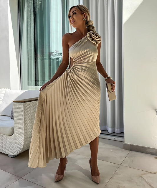 Callie - Robe élégante à plis à l'épaule avec une grande rose pour femmes