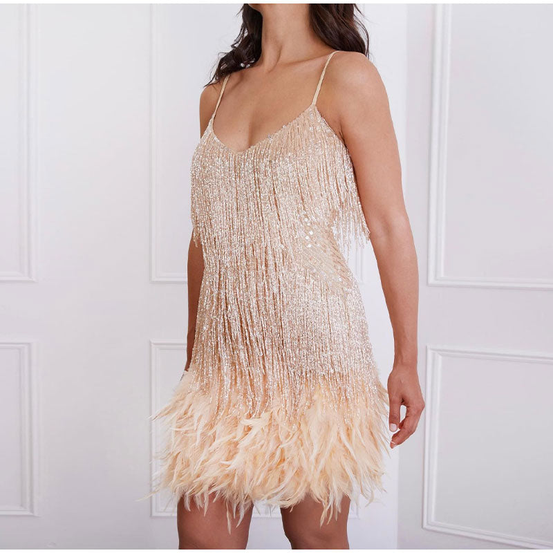 Mara - Une élégante robe de cocktail avec des ornements en plumes