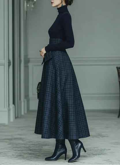 Ensemble de Haut à Col Montant Élastique Bleu Foncé et Jupe à Carreaux