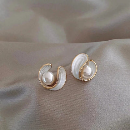 Boucles d'oreilles puces en perles dorées et émail blanc