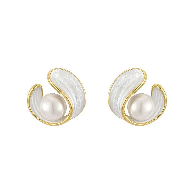 Boucles d'oreilles puces en perles dorées et émail blanc