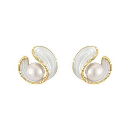 Boucles d'oreilles puces en perles dorées et émail blanc