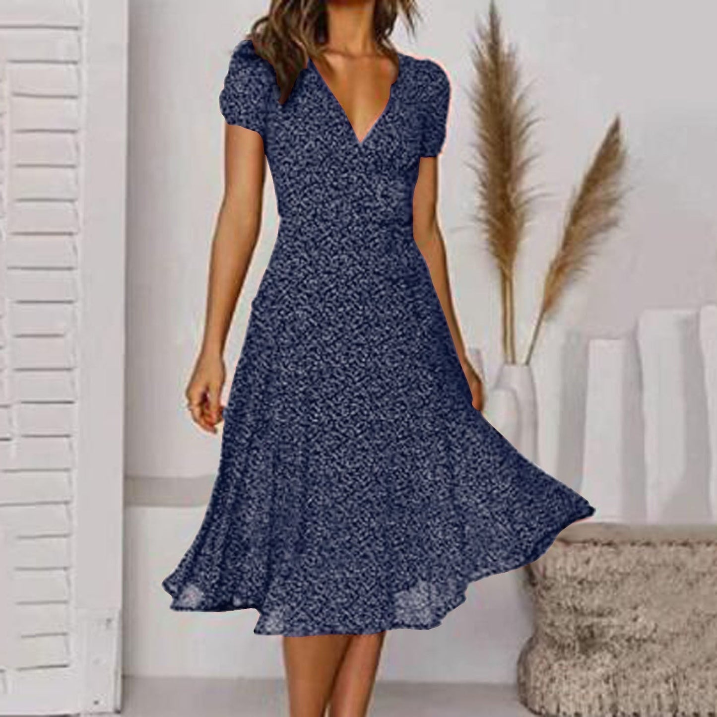Krystelle – Robe en ligne A avec décolleté en V et jupe fluide