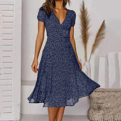 Krystelle – Robe en ligne A avec décolleté en V et jupe fluide