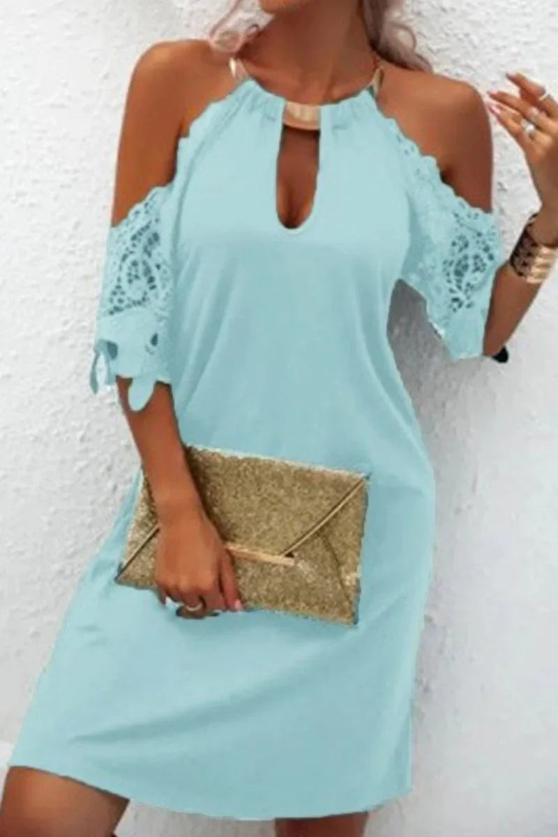 Naila - Robe en dentelle solide avec accessoires métalliques et ornements, avec une ligne de ceinture.