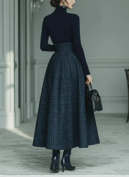 Ensemble de Haut à Col Montant Élastique Bleu Foncé et Jupe à Carreaux