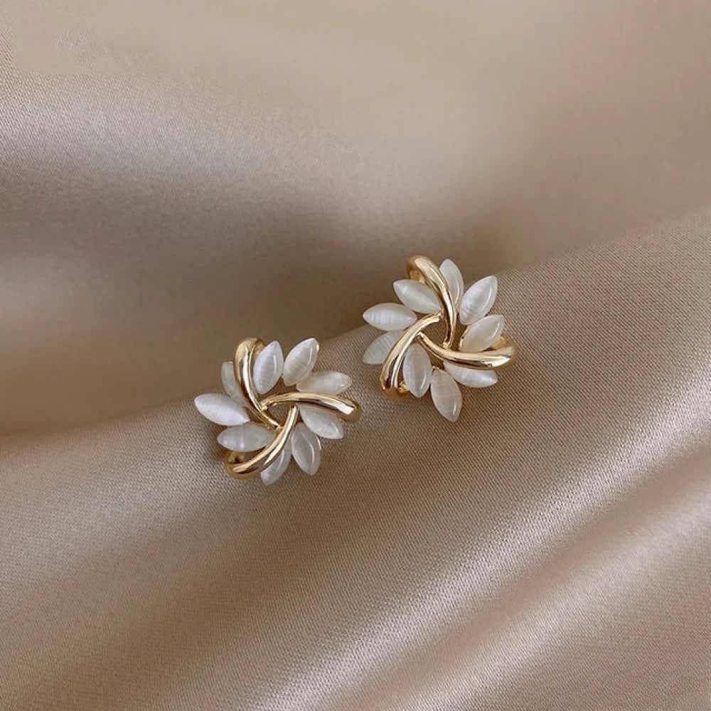 Mirla – Boucles d'oreilles en or avec fleurs d'opale