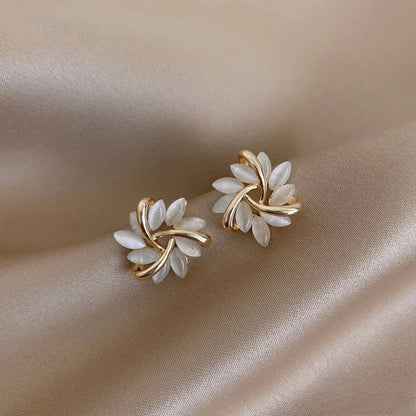 Mirla – Boucles d'oreilles en or avec fleurs d'opale