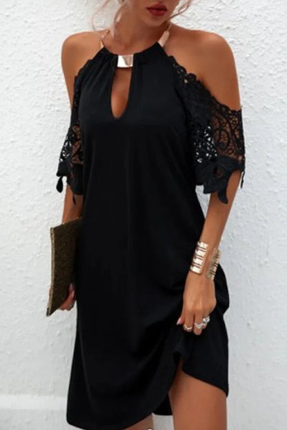 Naila - Robe en dentelle solide avec accessoires métalliques et ornements, avec une ligne de ceinture.