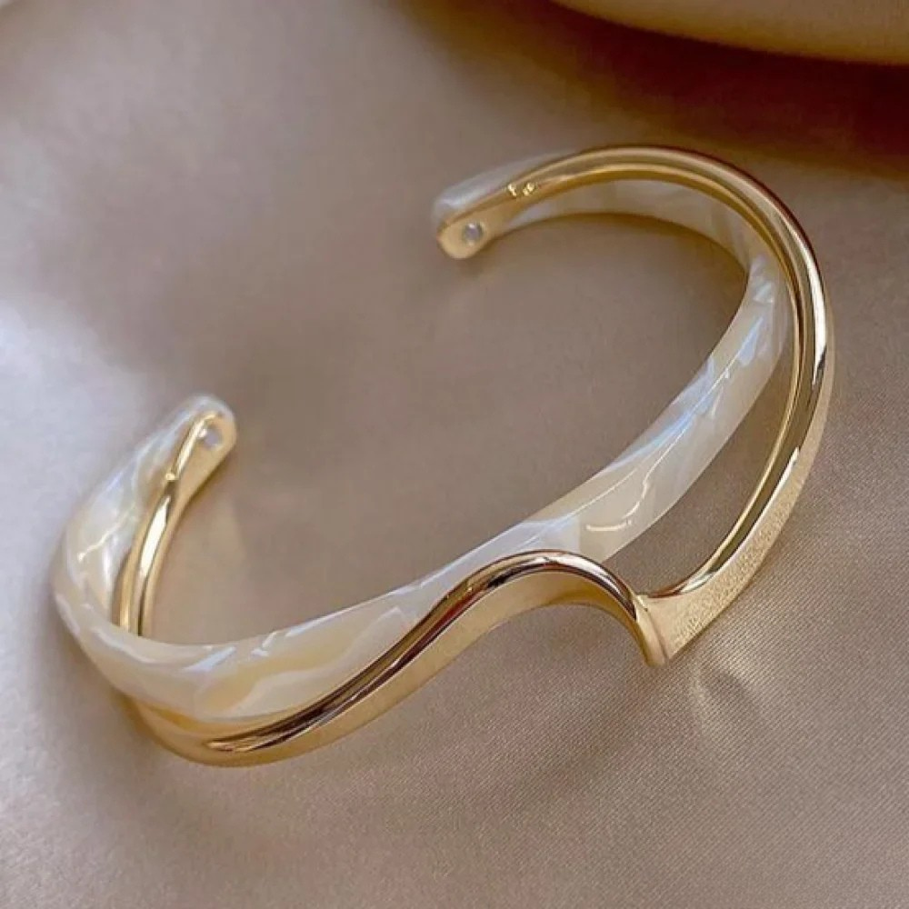 Bracelet doré avec opale blanche