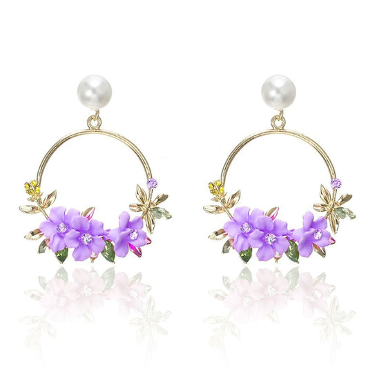 Boucles d'oreilles élégantes en or avec fleurs et perles