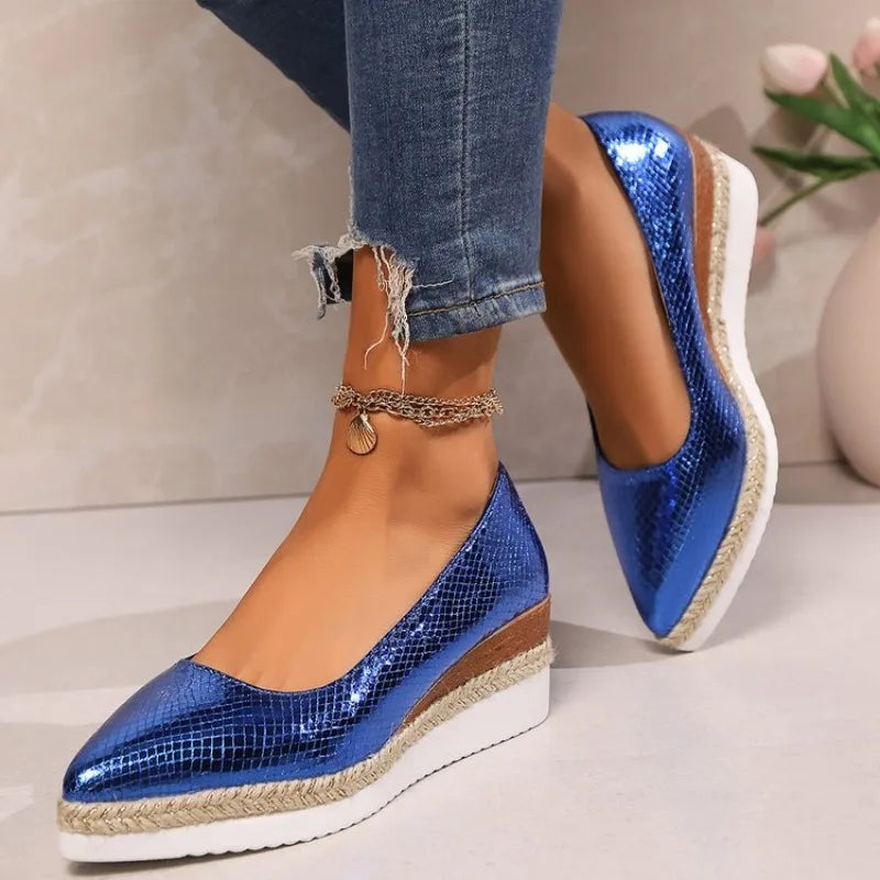 Via – Talons orthopédiques en coin brillants avec pointe effilée