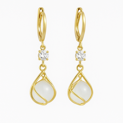 Boucles d'oreilles pendantes en opale blanche enroulées de fil doré