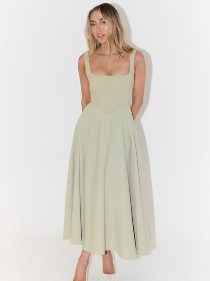 Robe Midi Élégante avec Décolleté Carré - Coupe Flatteuse Intemporelle