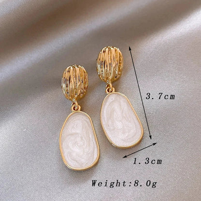 Boucles d'oreilles pendantes ovales en émail vintage
