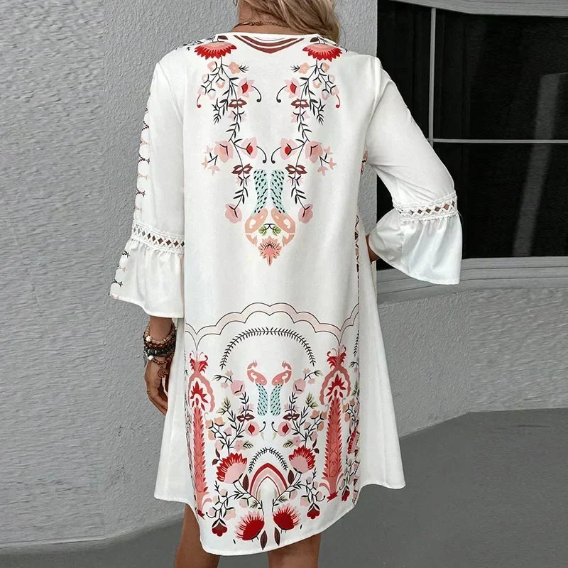 Iris – Robe avec décolleté en V brodé à la main