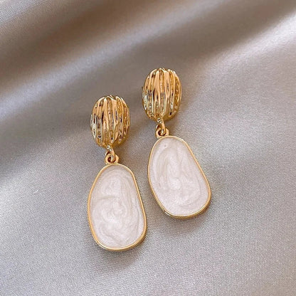 Boucles d'oreilles pendantes ovales en émail vintage