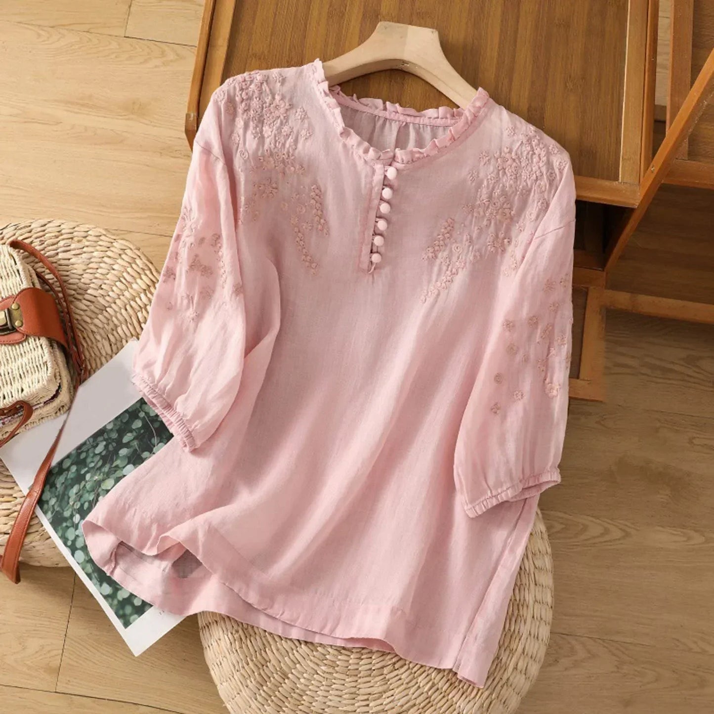 Evelyn – Blouse à boutons brodée