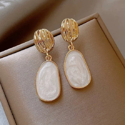 Boucles d'oreilles pendantes ovales en émail vintage