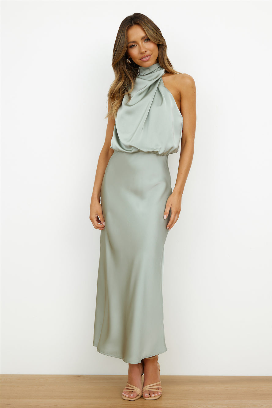 Eliana – Robe midi élégante avec décolleté asymétrique