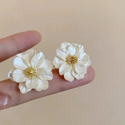 Boucles d'oreilles en acrylique blanc chic avec fleur