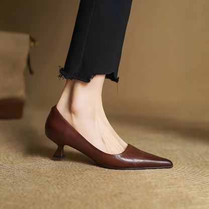 Rhea - Élégantes chaussures en cuir à bout pointu pour femme