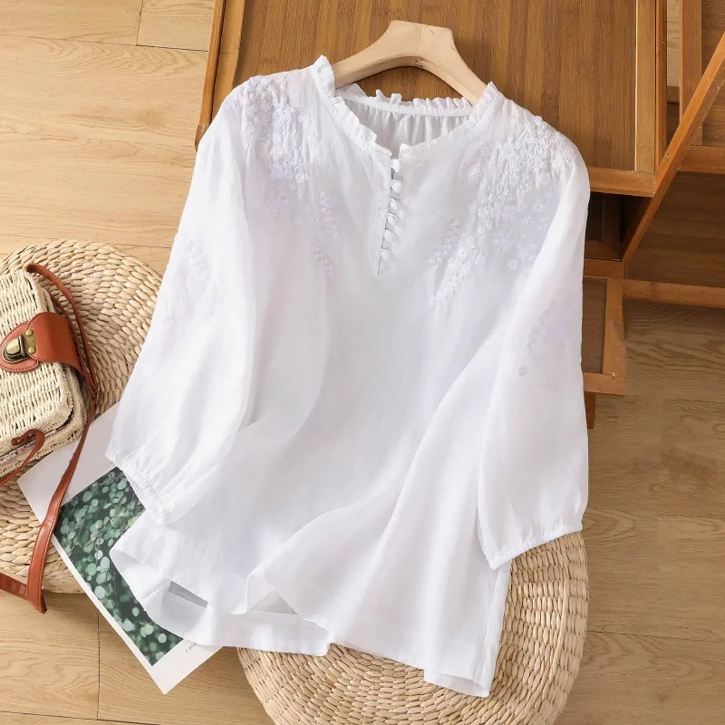 Evelyn – Blouse à boutons brodée