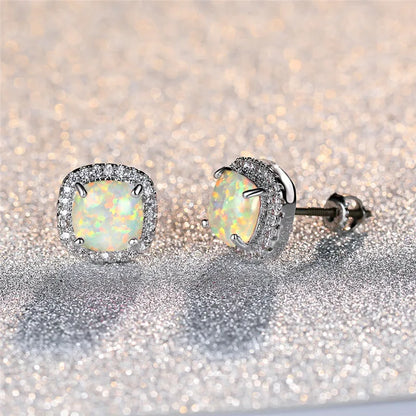 Boucles d'oreilles puces rondes en argent élégant avec opale blanche à feu