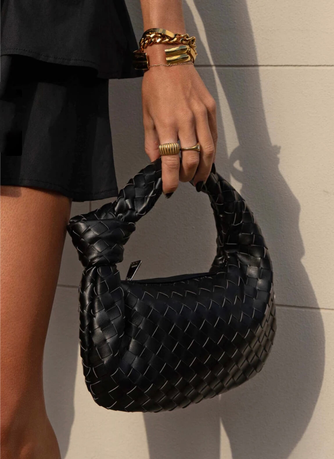 Sac à Main Tissé pour Femme avec Poignée Nouée et Forme Courbée
