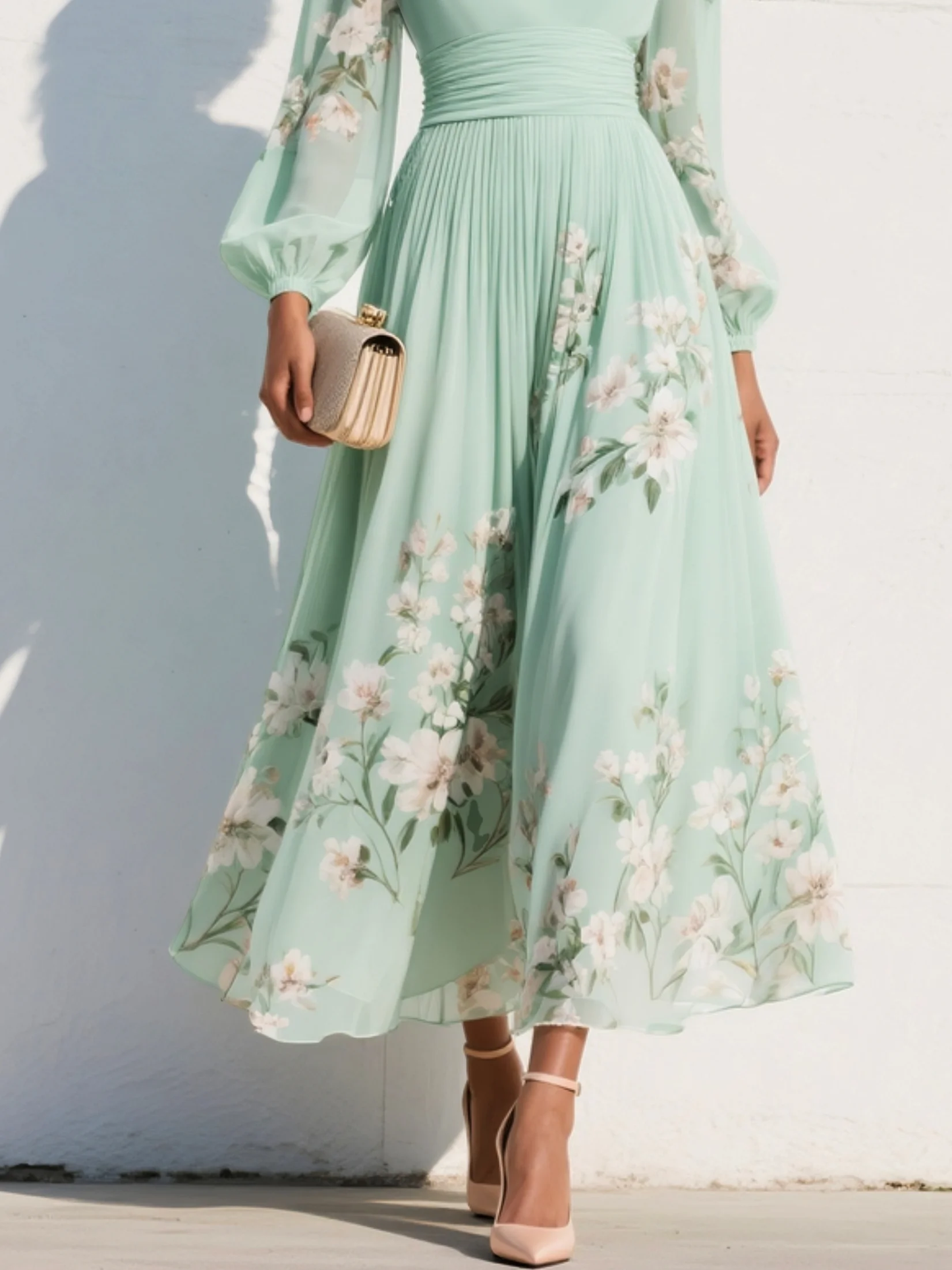 Cisella | Robe midi vert clair avec décolleté en V, en chiffon plissé et motif floral