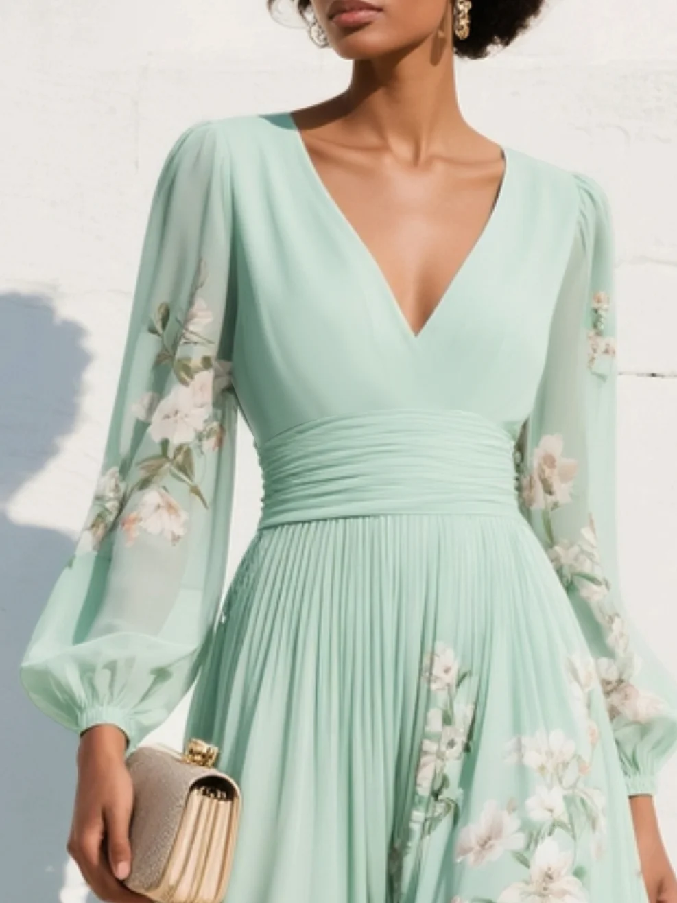 Cisella | Robe midi vert clair avec décolleté en V, en chiffon plissé et motif floral
