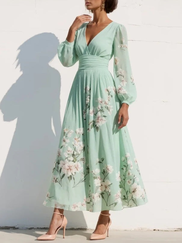 Cisella | Robe midi vert clair avec décolleté en V, en chiffon plissé et motif floral
