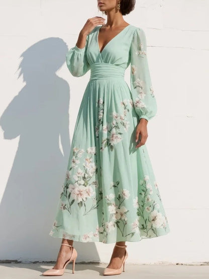 Cisella | Robe midi vert clair avec décolleté en V, en chiffon plissé et motif floral