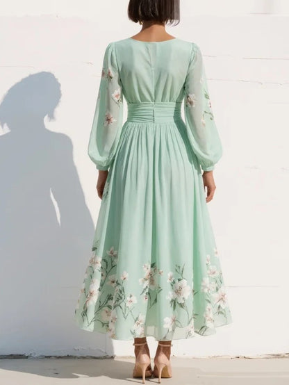 Cisella | Robe midi vert clair avec décolleté en V, en chiffon plissé et motif floral