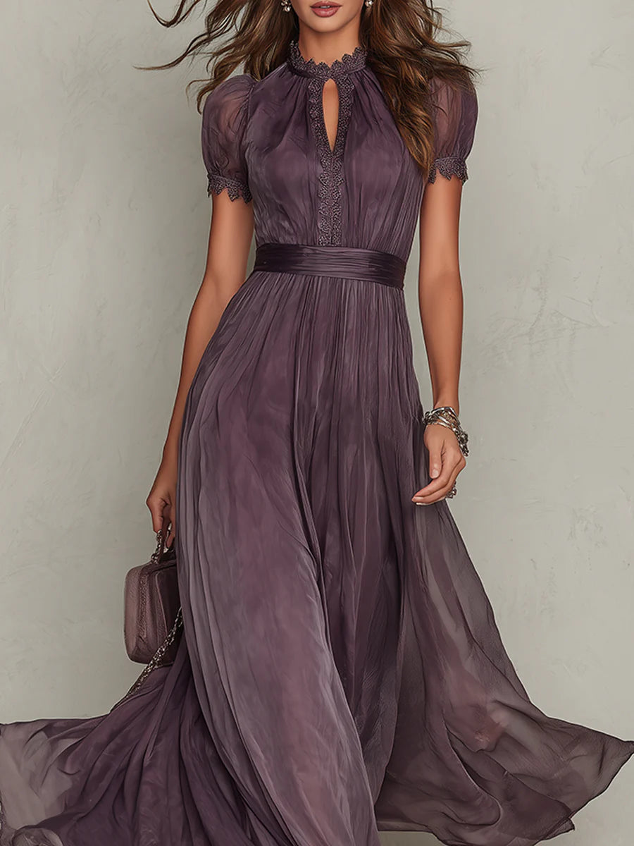 Flavia • Robe longue violette avec décolleté en clé, bord en dentelle de chiffon