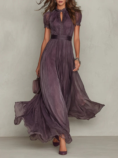 Flavia • Robe longue violette avec décolleté en clé, bord en dentelle de chiffon