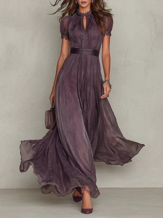 Flavia • Robe longue violette avec décolleté en clé, bord en dentelle de chiffon