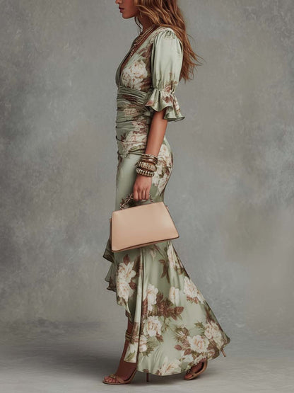 Anna - Robe longue asymétrique en satin vert avec décolleté en V, manches évasées froncées et motif floral