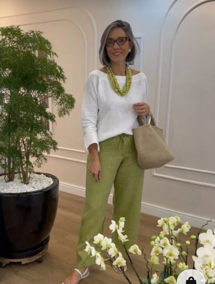 T-shirt blanc à col rond avec manches longues + Pantalons décontractés larges verts