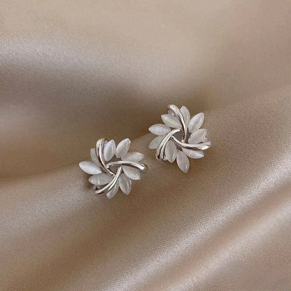 Mirla – Boucles d'oreilles en or avec fleurs d'opale