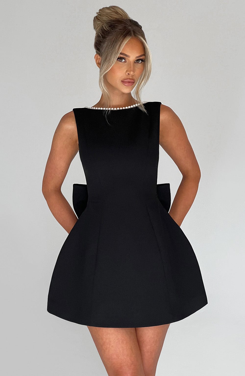 Hollis - Robe Mini Élégante avec Nœud de Perles
