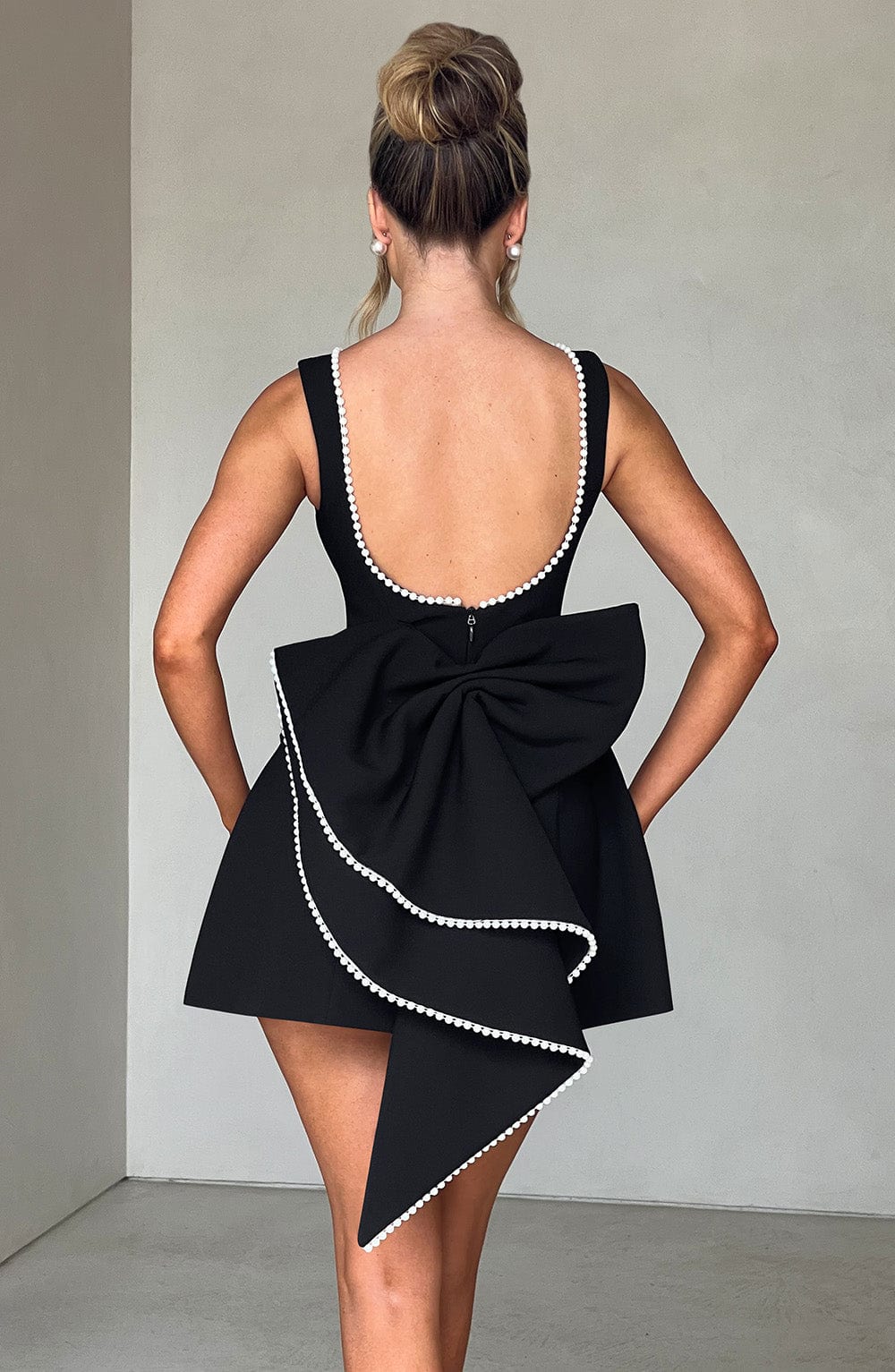 Hollis - Robe Mini Élégante avec Nœud de Perles