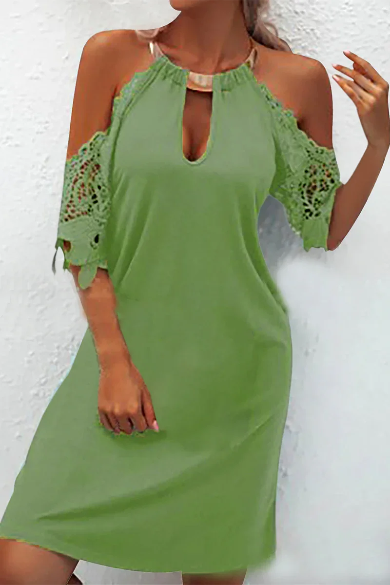 Naila - Robe en dentelle solide avec accessoires métalliques et ornements, avec une ligne de ceinture.