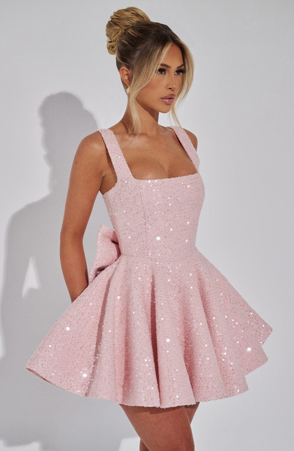 Yara - Robe Mini Sans Dos avec Paillettes et Nœud