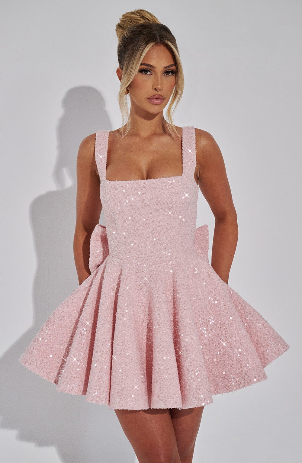 Yara - Robe Mini Sans Dos avec Paillettes et Nœud